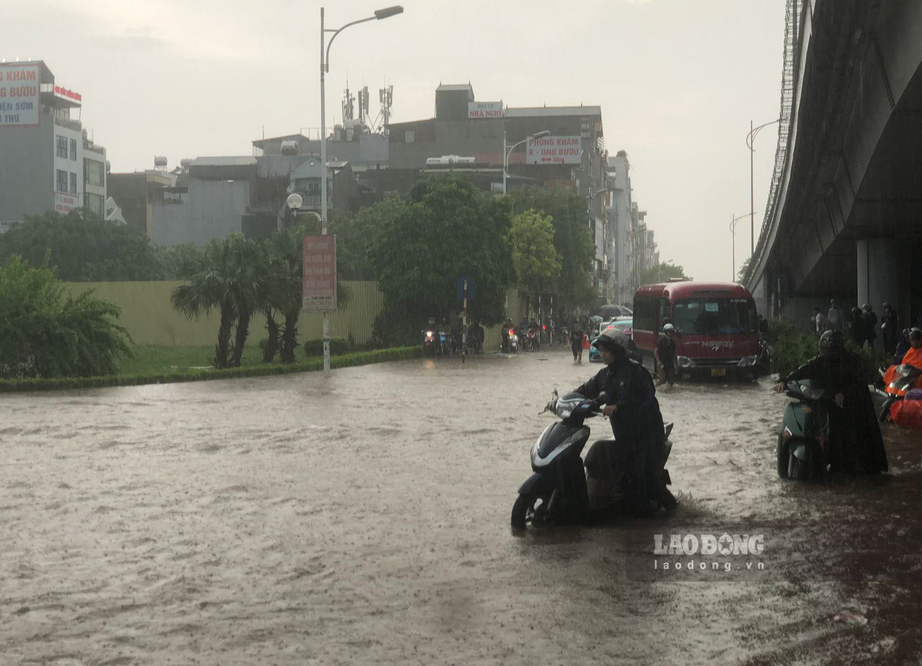 Khu vực ngã tư Cổ Linh Đàm - Quang Trung nước rút chậm, trời tiếp tục mưa.