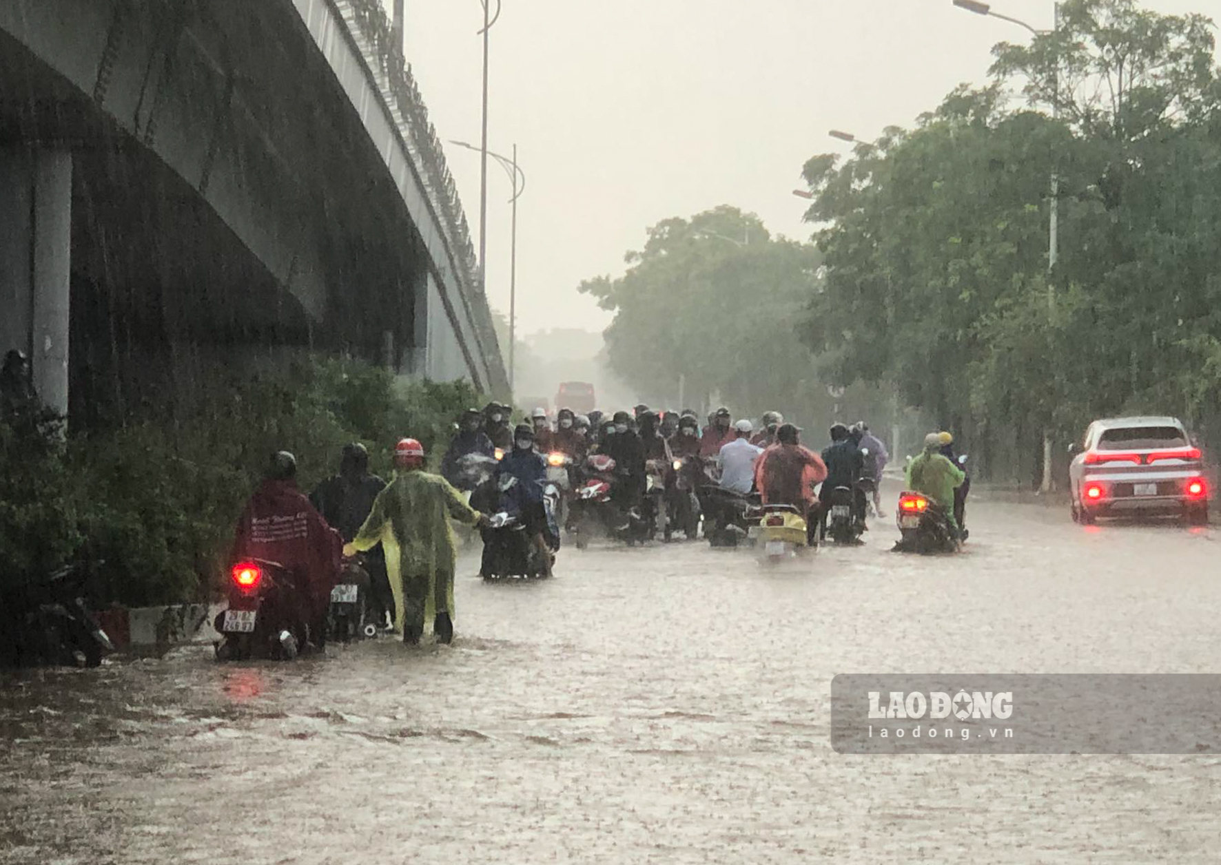 Cơn mưa lớn chiều tối nay (1.8) khiến cho khu vực ngã tưĐàm Quang Trung - Cổ Linh xảy ra ngập úng cục bộ, các phương tiện di chuyển khó khăn. Ảnh: Huy Nguyễn