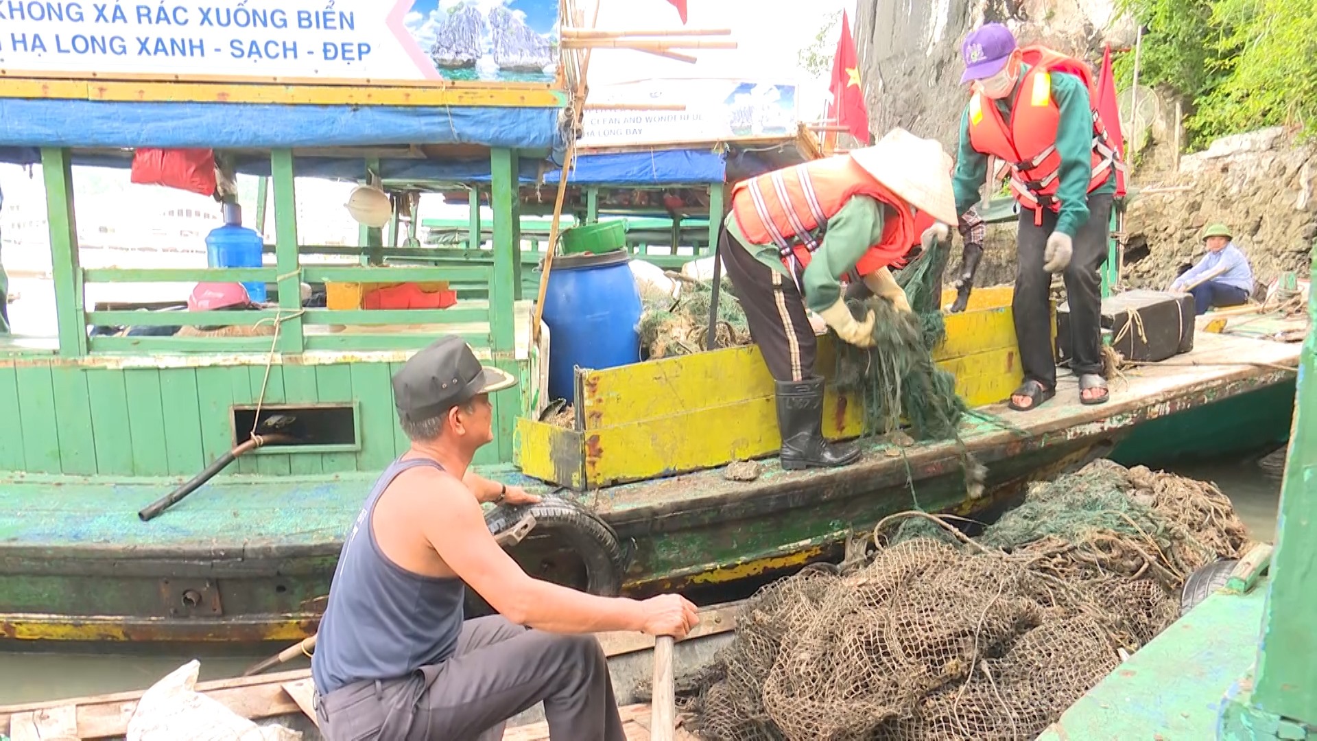 Hạ Long sẽ bổ sung thêm tuyến thu gom rác ven bờ. Ảnh: Đoàn Hưng