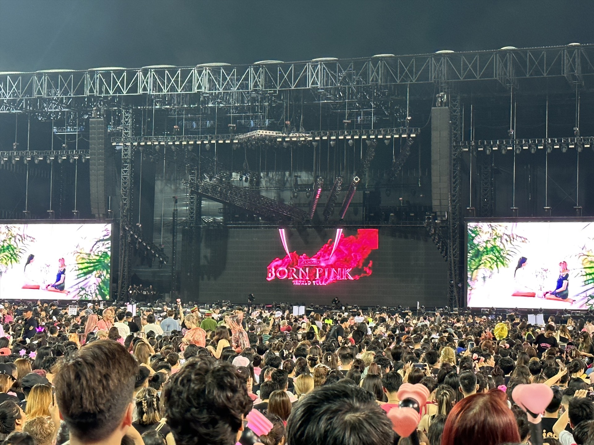 Khán giả chật kín Sân vận động Mỹ Đình trong buổi biểu diễn của Blackpink tại Hà Nội ngày 29.7.2023. Ảnh: Hải Nguyễn