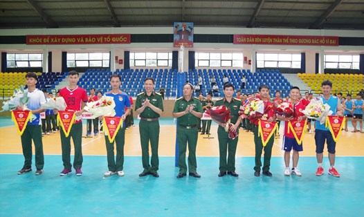 Ban tổ chức tặng hoa và cờ lưu niệm cho các đội tuyển tham gia giải đấu. Ảnh: Hải Hoàng. 