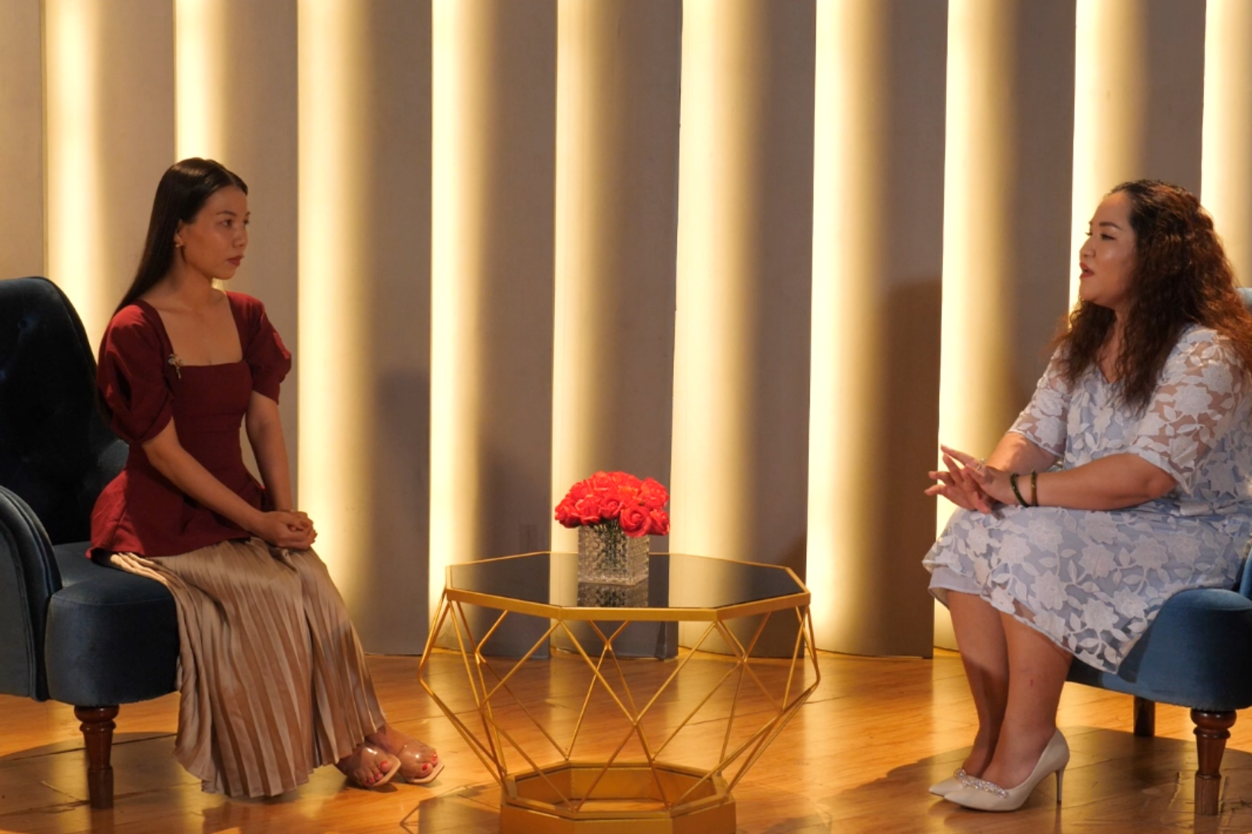 Ngọc Ánh tâm sự cùng tiến sĩ Tô Nhi A. Ảnh: Nhà sản xuất