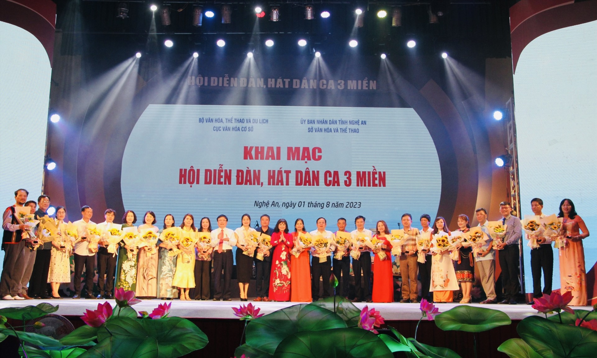 Ban tổ chức tặng hoa cho đại diện các đoàn về tham gia Hội diễn. Ảnh: Quỳnh Trang