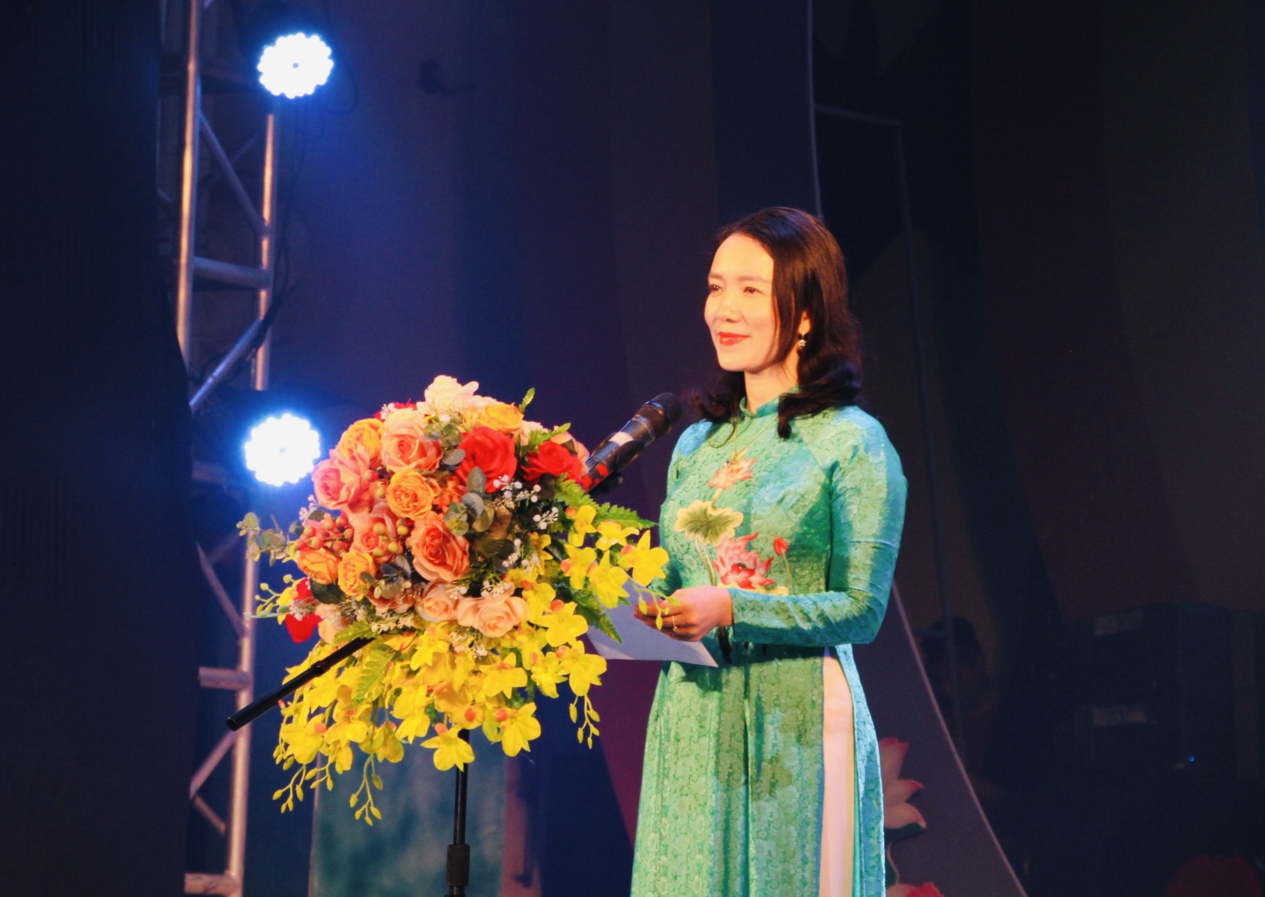 Bà Trần Thị Mỹ Hạnh - Giám đốc Sở Văn hoá và Thể thao Nghệ An phát biểu chào mừng tại hội diễn. Ảnh: Quỳnh Trang