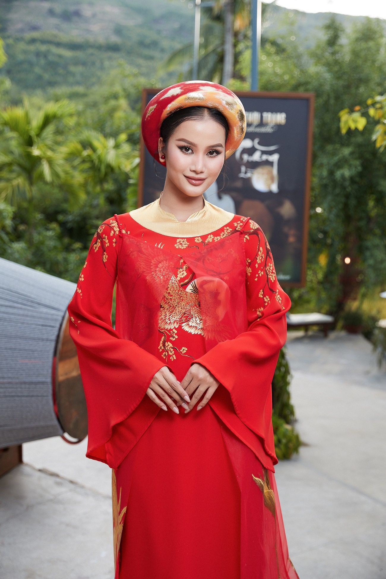 Hương Ly diện bộ áo dài nổi bật với sự kết hợp của hai gam màu đỏ tươi và sắc hồng cánh sen