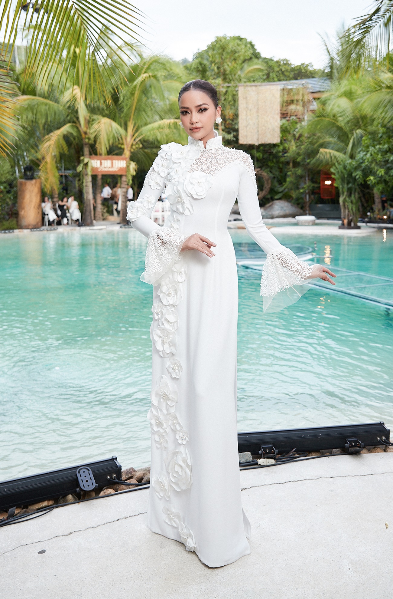 Gần như tương phản, Hoa hậu Hoàn vũ Việt Nam 2022 Ngọc Châu lại chọn một sắc trắng ngọc ngà.