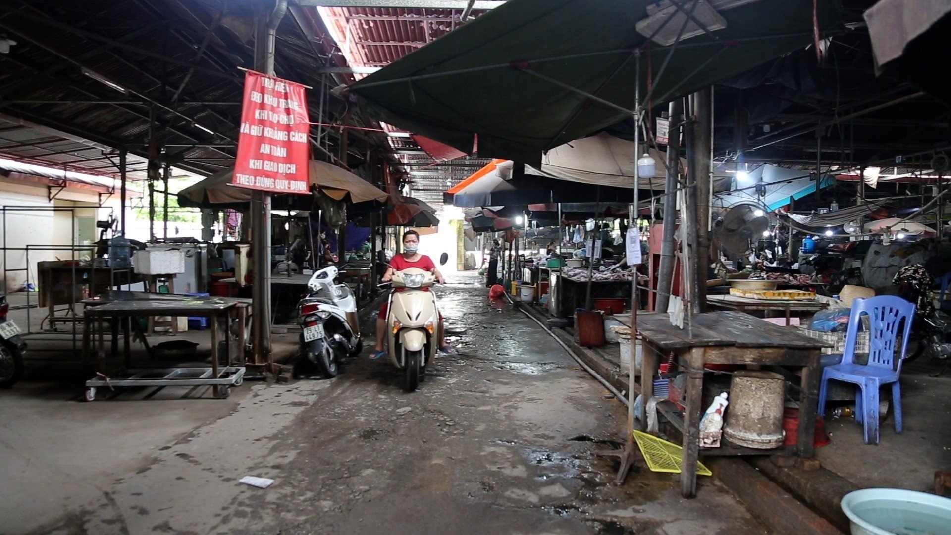 Mặc dù chợ Phú Đô đã được xây dựng khang trang nhưng tiểu thương vẫn phải vất vưởng bán hàng ở khu chợ tạm bợ liền kề. Ảnh: Minh Hà.