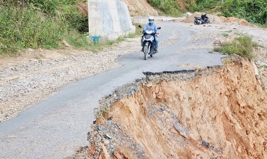 Nhiều đoạn trên tuyến giao thông huyết mạch tại địa bàn huyện miền núi Phước Sơn, Quảng Nam bị sạt lở, hư hỏng nghiêm trọng. Ảnh: Hoàng Bin