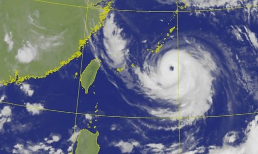 Siêu bão Khanun có thể áp sát Hàn Quốc. Ảnh: CWB