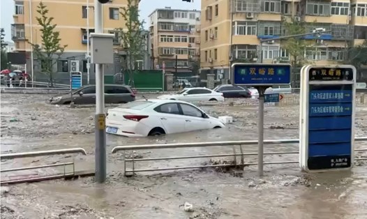 Ô tô ngập trong mưa lớn ở Bắc Kinh (Trung Quốc). Ảnh chụp màn hình