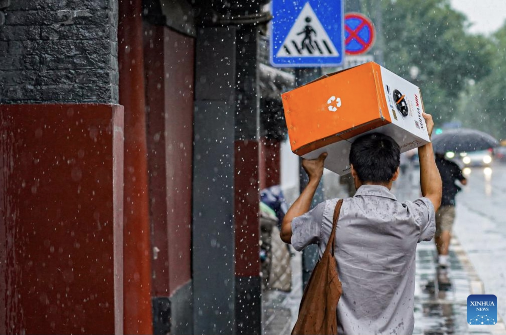 Mưa lớn ở Bắc Kinh, Trung Quốc do ảnh hưởng của tàn dư bão Doksuri và hơi nước từ bão Khanun. Ảnh: Xinhua