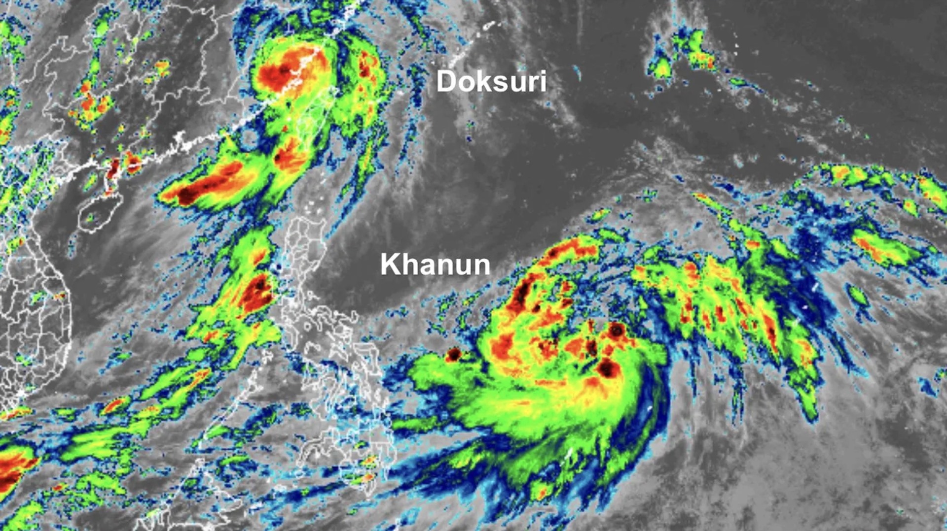 Bão Doksuri (bên trái) và bão Khanun lúc 12h54 ngày 28.7, khoảng 3 giờ sau khi Doksuri đổ bộ vào bờ biển phía đông nam Trung Quốc. Ảnh: RAMMB/CIRA/CSU