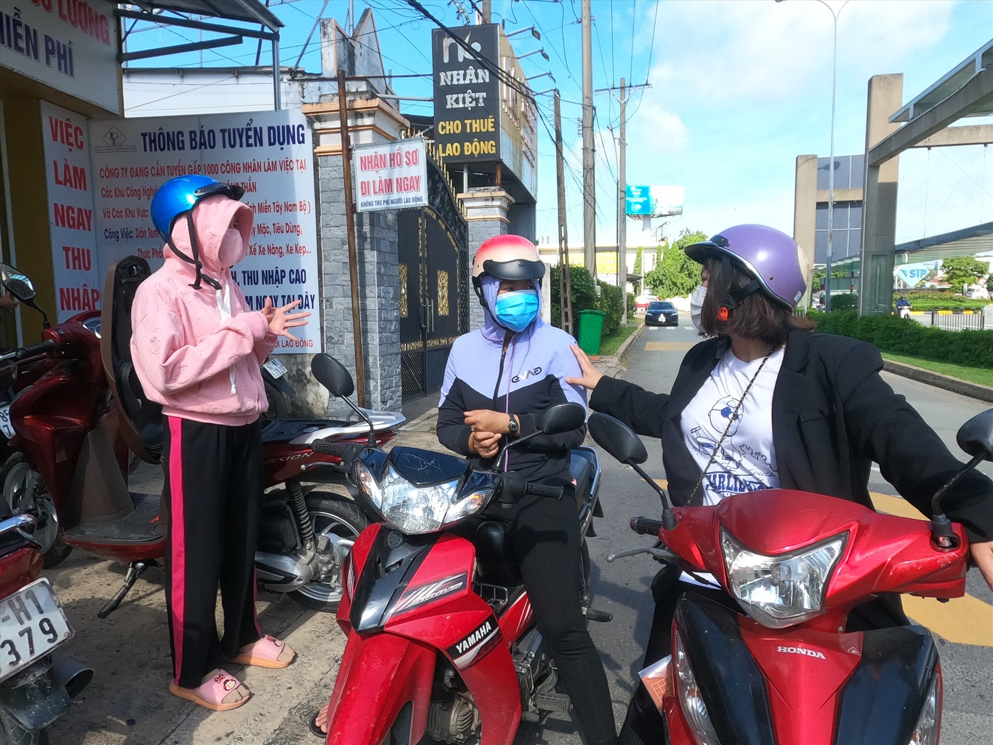 Công nhân thất nghiệp, rong ruổi các khu công nghiệp để tìm việc làm nhưng không được. Ảnh: Đình Trọng