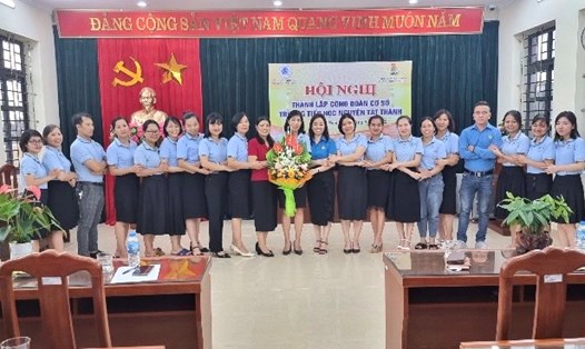 Liên đoàn Lao động thành phố Nam Định thành lập Công đoàn cơ sở Trường tiểu học Nguyễn Tất Thành. Ảnh: Công đoàn Nam Định 