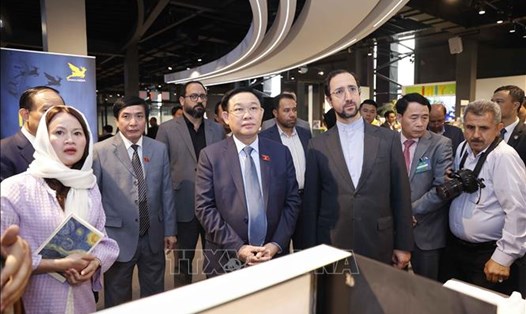 Chủ tịch Quốc hội Vương Đình Huệ thăm Trung tâm Công nghệ và Đổi mới sáng tạo Iran (IHIT). Ảnh: TTXVN