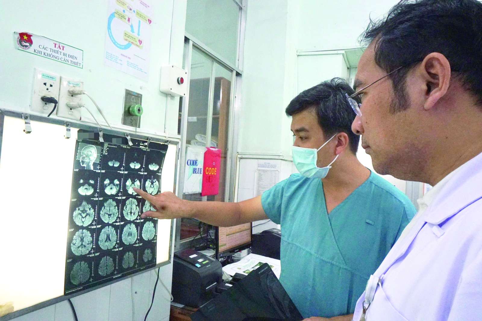 Các bác sĩ trao đổi các vấn đề liên quan đến bệnh nhân mắc bệnh tay chân miệng. Ảnh: Bệnh viện Nhi Đồng 2