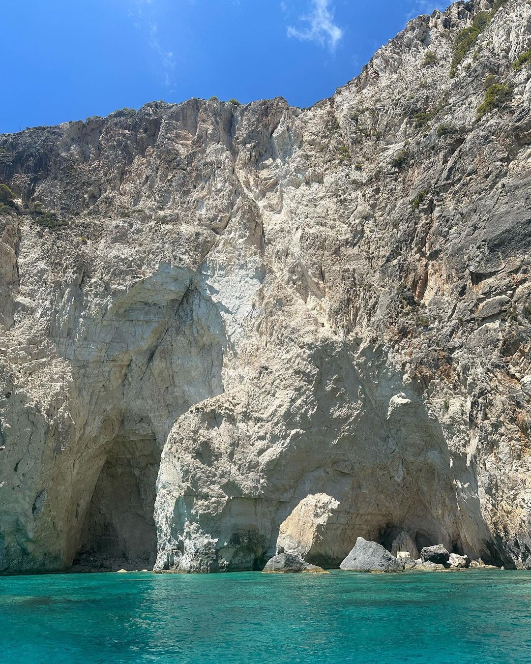 Lisa Blackpink chia sẻ hình ảnh nghỉ dưỡng tại Hy Lạp. Ảnh: Instagram