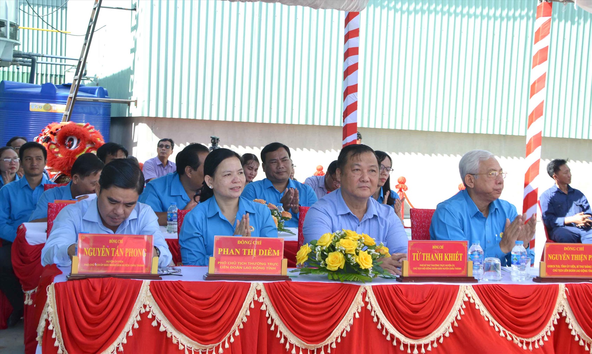 Quang cảnh lễ gắn biển công trình chào mừng Đại hội Công đoàn tỉnh An Giang. Ảnh: Lâm Điền