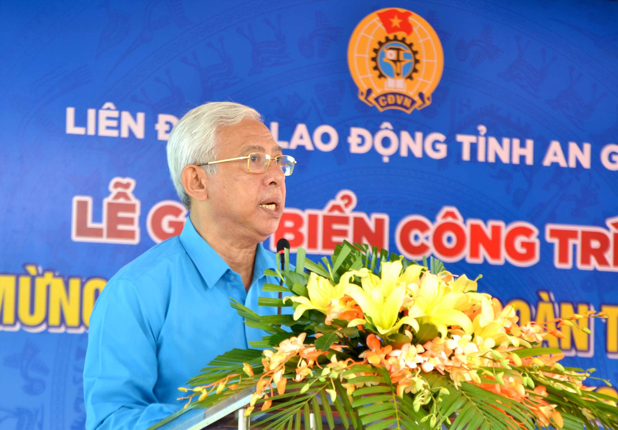 Chủ tịch LĐLĐ tỉnh An Giang phát biểu tại buổi lễ. Ảnh: Lâm Điền