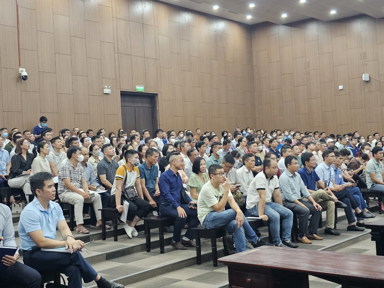 Hơn 100 hộ dân tới phiên toà xét xử ông Lê Thanh Thản. Ảnh: Quang Việt