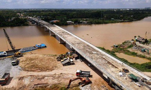 Cầu Long Đại bắc qua sông Tắc (nhánh sông Đồng Nai) nối phường Long Bình và Long Phước (TP Thủ Đức).