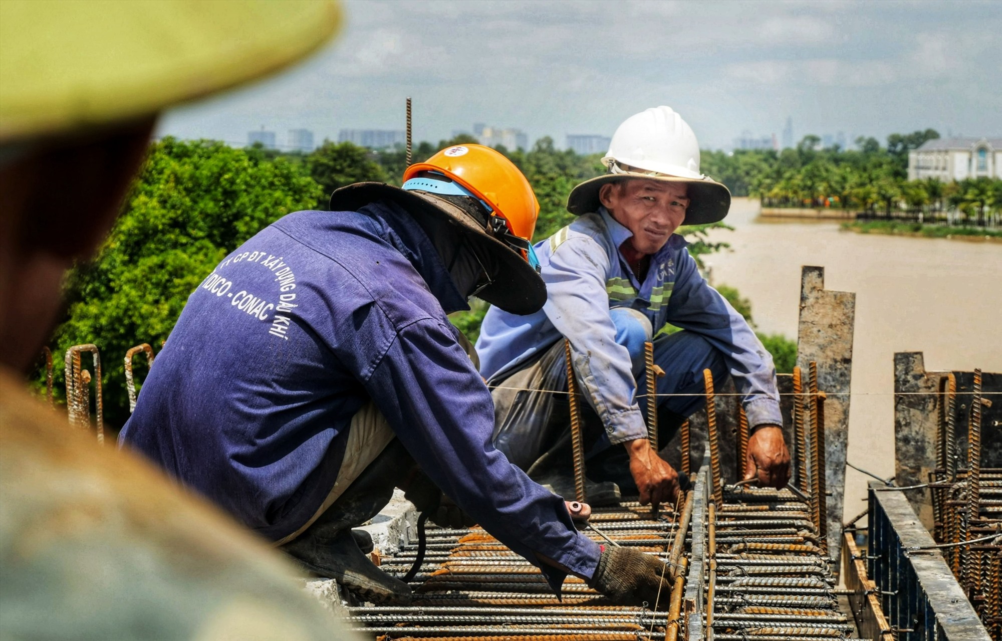 Dưới cái nắng như đổ lửa, các kĩ sư, công nhân trên công trường cầu Nhơn Trạch tại địa phận TP Hồ Chí Minh, Đồng Nai vẫn miệt mài làm việc để hoàn thành dự án đúng tiến độ.