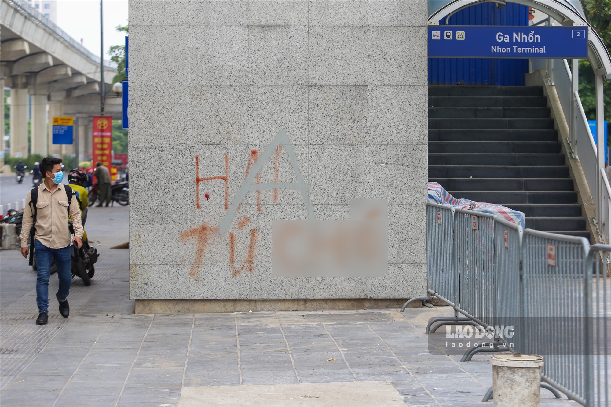 Có hiện tượng sơn xịt, viết chữ lên khu vực cột lắp đặt thang máy lên nhà ga.