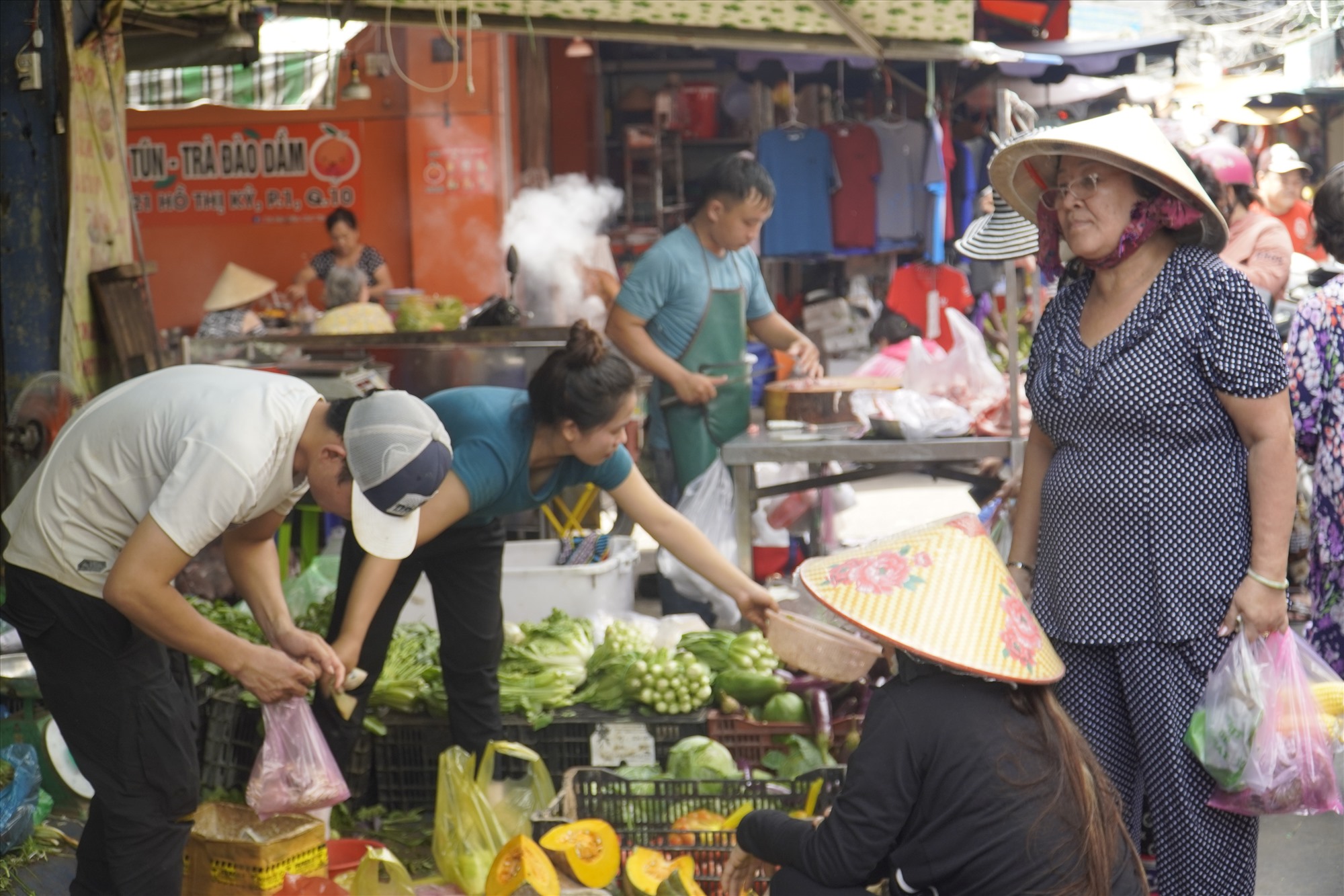 Giá một số loại rau xanh về chợ truyền thống TP Hồ Chí Minh tăng. Ảnh: Hạ Mây