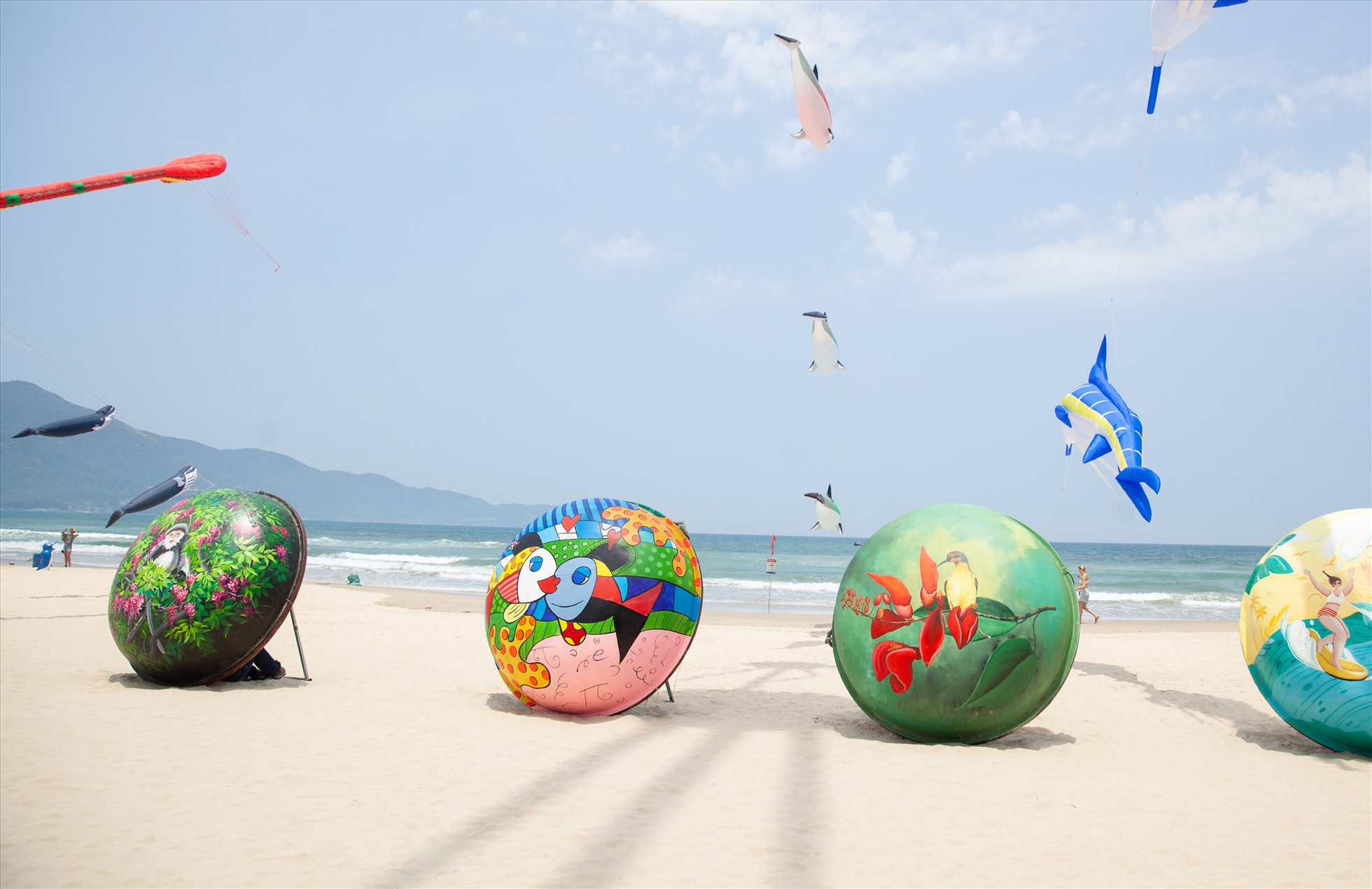 Thuyền thúng mang thông điệp bảo vệ môi trường. Ảnh: Thùy Trang
