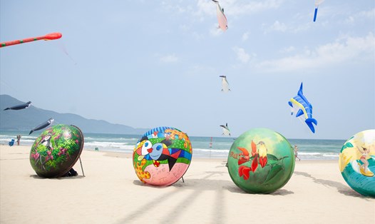 Thuyền thúng mang thông điệp bảo vệ môi trường. Ảnh: Thùy Trang