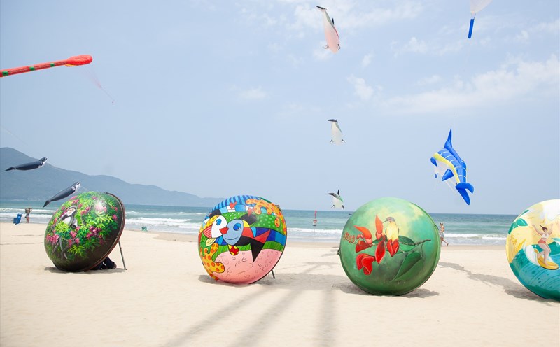 Thuyền thúng mang thông điệp bảo vệ môi trường. Ảnh: Thùy Trang