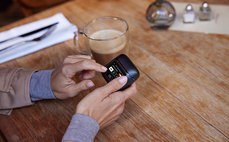 JBL Tour Pro 2 là tai nghe không dây đầu tiên trên thế giới có hộp sạc thông minh. Ảnh: JBL