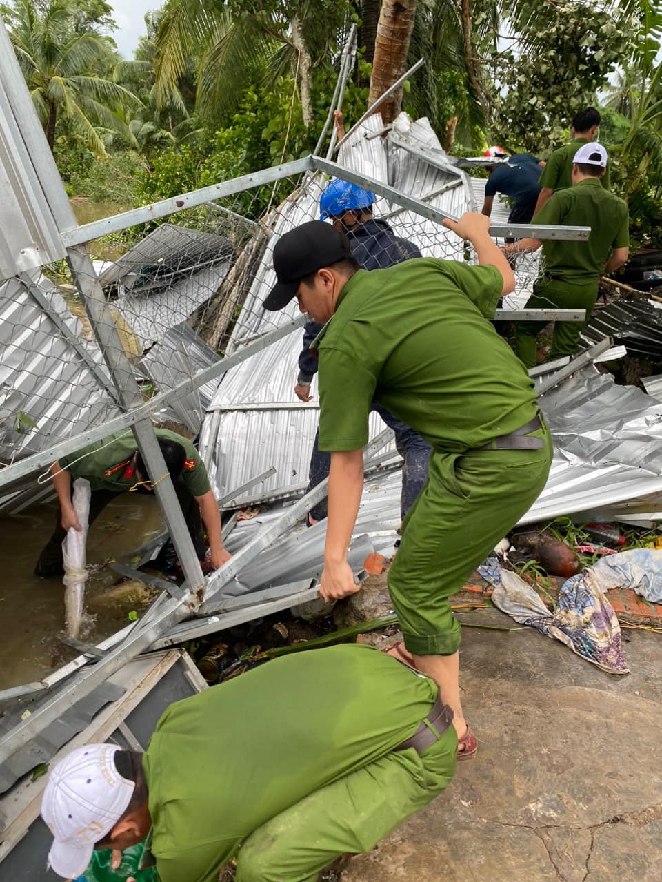 Các lực lượng cùng hỗ trợ người dân bị thiệt hại về nhà ở. Ảnh: Công an Kiên Giang