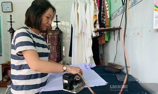 Ngoài các khoản phí sách vở, đồ dùng học tập, chị Kim Mai phải chi 600.000 đồng để may áo dài cho con vào cấp 3. Ảnh: Phương Anh
