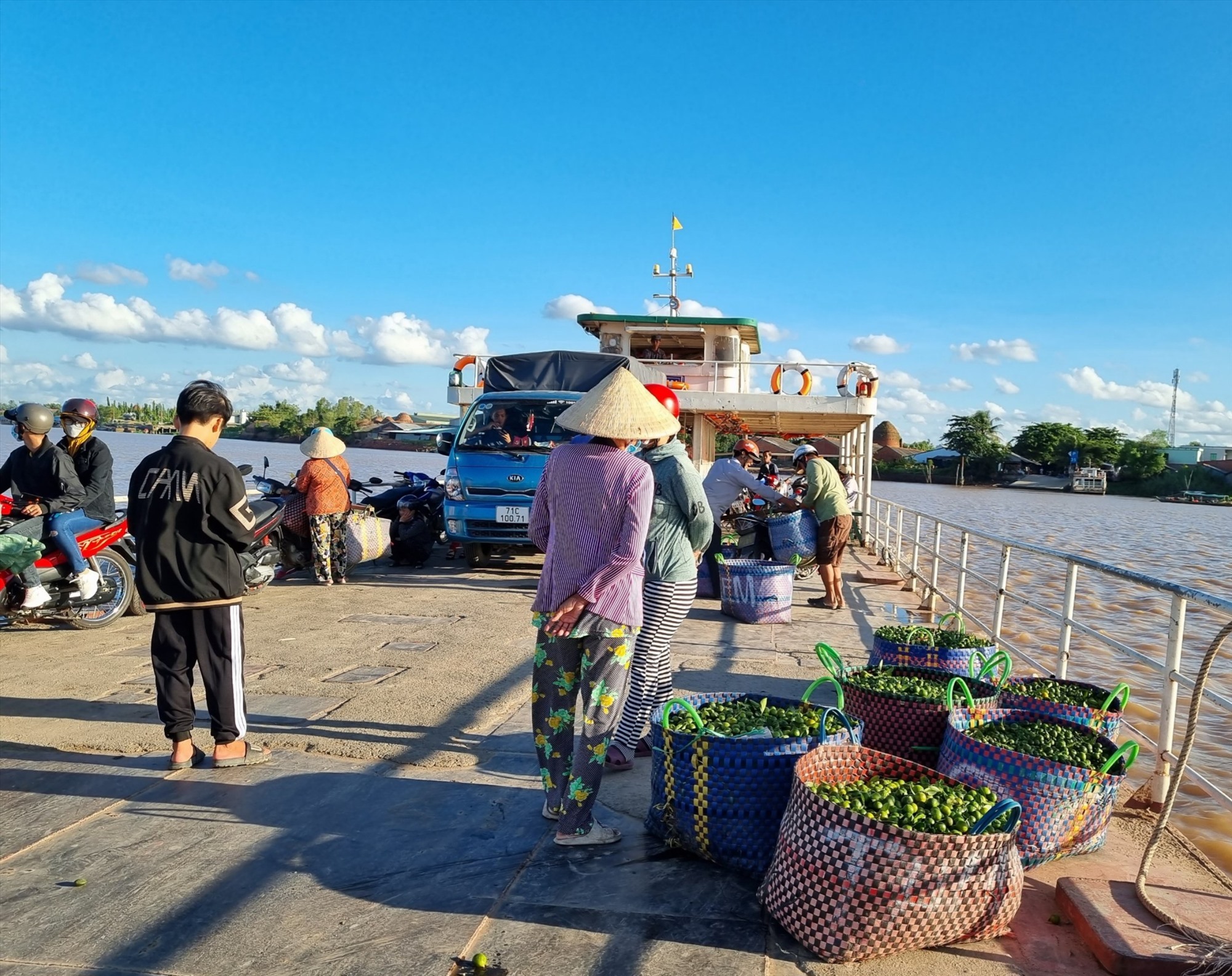 Lãnh đạo huyện Mang Thít lý giải bến phà thu giá đi một đằng, giá về một nẻo