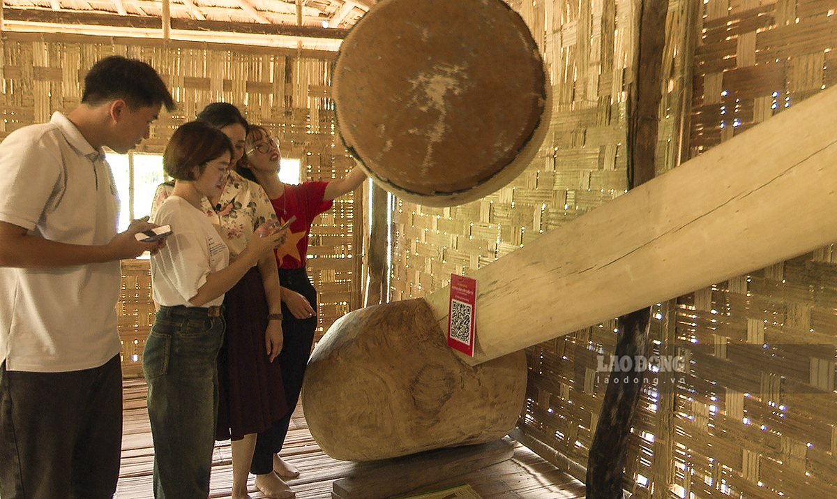 Du khách tham quan mô hình cây đàn tính tẩu - nhạc cụ truyền thống của dân tộc Thái bản địa. Ảnh: Văn Toán