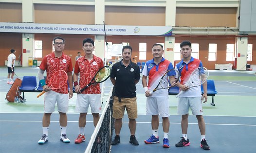 Đội quần vợt MB Bank thi đấu với đội NCB Bank. Ảnh: MB