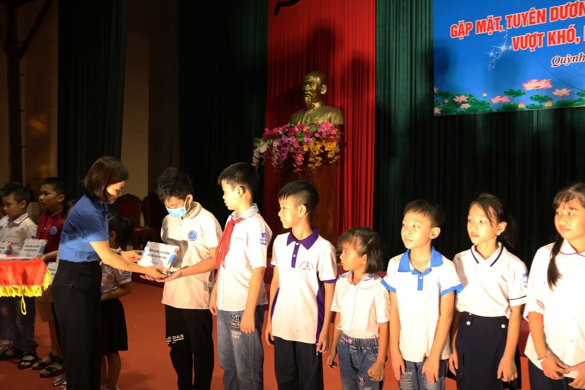 Chủ tịch LĐLĐ huyện Quỳnh Phụ - bà Tăng Thị Hiệu trao quà động viên con công nhân viên chức lao động. Ảnh: Bá Mạnh