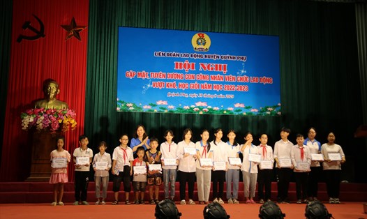 Phó Chủ tịch LĐLĐ tỉnh Thái Bình - bà Phạm Thị Thắng - trao quà động viên các cháu có vượt khó học giỏi. Ảnh: Bá Mạnh