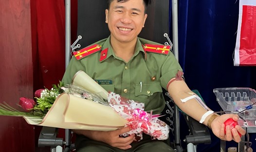 Thượng uý Phạm Việt Đức trong những lần tham gia hiến máu cứu người. Ảnh: NVCC