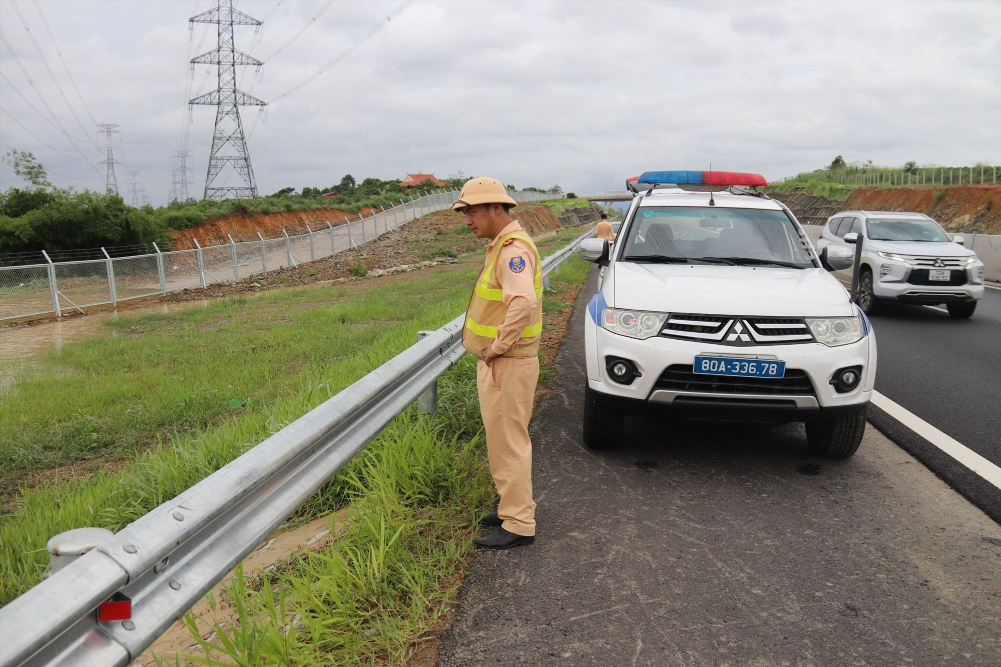 CSGT thuộc Cục CSGT túc trực ở vị trí ngập nước trên cao tốc Phan Thiết - Dầu Giây. Ảnh: Duy Tuấn