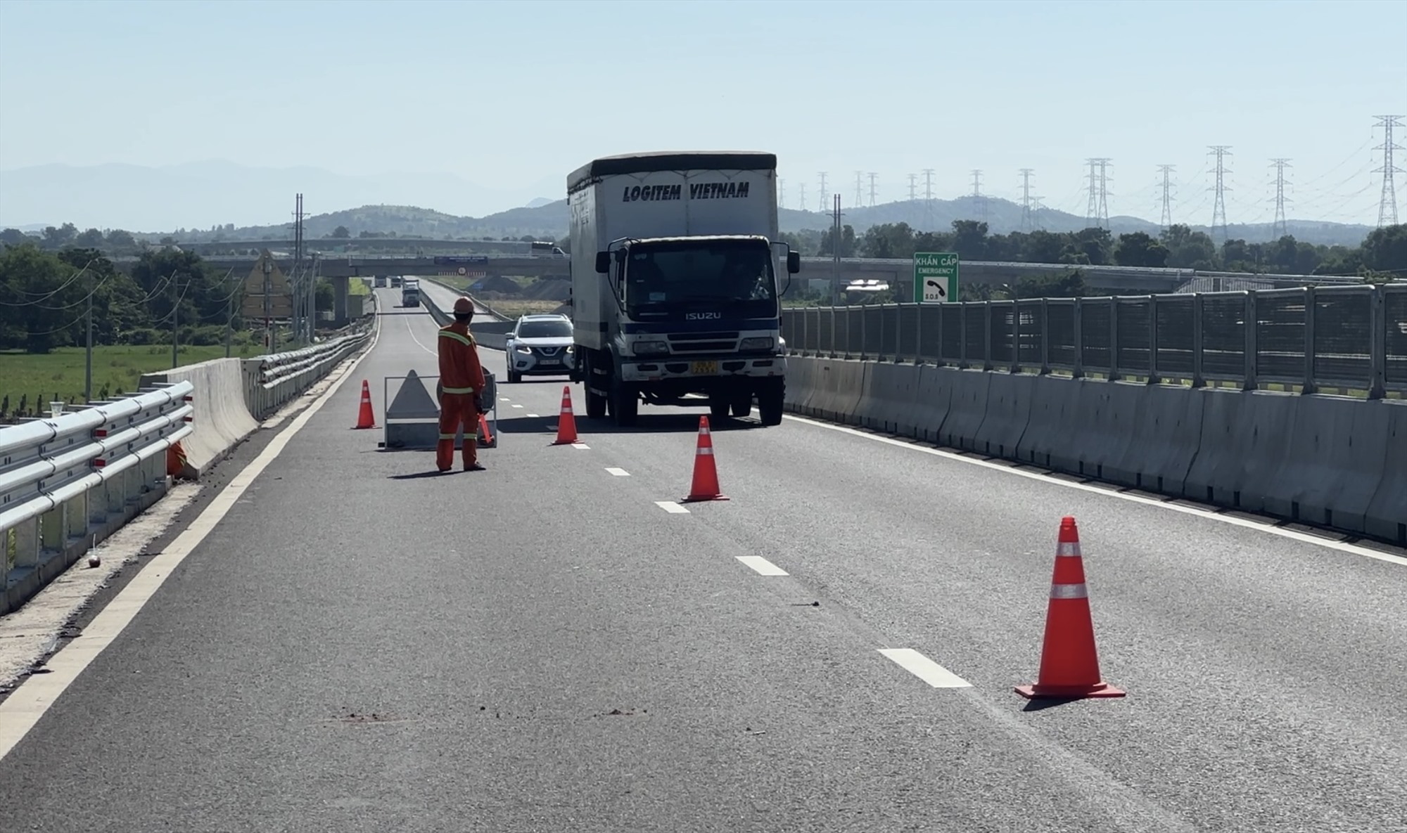 Đơn vị quản lý vận hành cao tốc Vĩnh Hảo - Phan Thiết đảm bảo an toàn giao thông tại vị trí có tai nạn xảy ra. Ảnh: Duy Tuấn