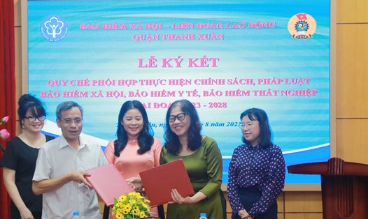 Quy chế phối hợp giữa Liên đoàn Lao động  và Bảo hiểm xã hội quận Thanh Xuân được ký kết nhằm nâng cao hiệu quả tổ chức thực hiện về BHXH, BHYT, BHTN. Ảnh: Nguyễn Linh