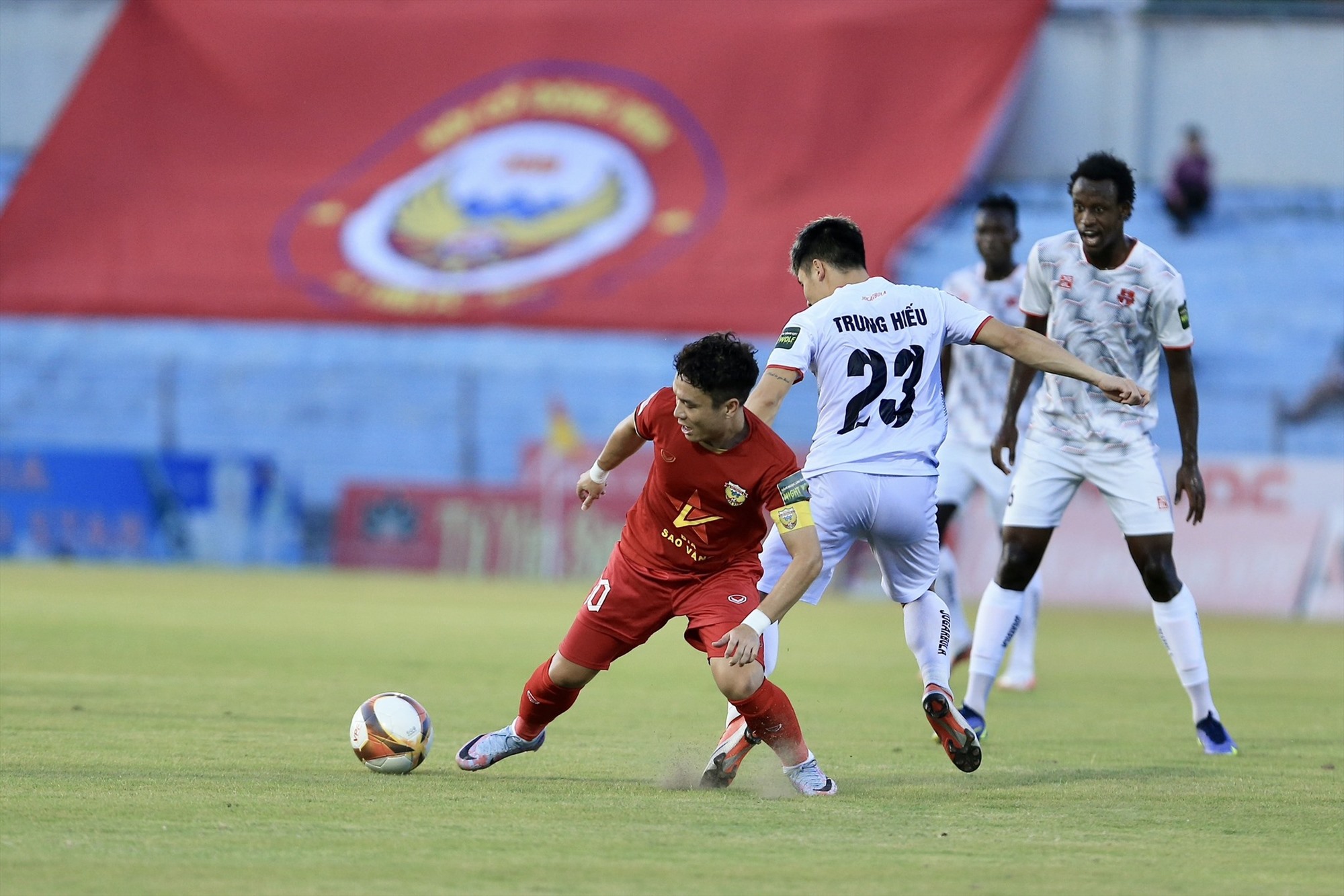 Thế trận giằng co được 2 đội tạo ra trong hiệp 1. Ảnh: Hà Tĩnh FC