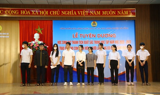 Các em học sinh đạt thành tích cao trong năm học 2022 - 2023 được Công đoàn Khu Công nghệ cao và các khu công nghiệp Đà Nẵng khen thưởng tại buổi lễ. Ảnh: Văn Trực