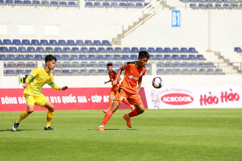 SHB Đà Nẵng (cam) thua 0-2 trước Hồng Lĩnh Hà Tĩnh. Ảnh: VFF