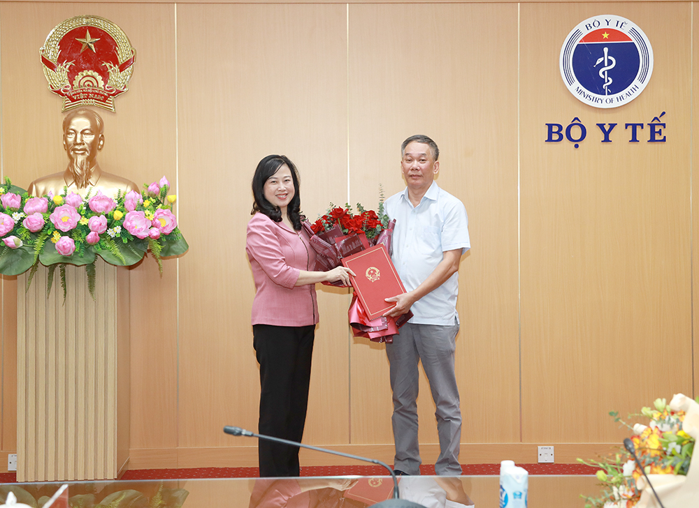 Bộ trưởng Bộ Y tế Đào Hồng Lan trao quyết định cho Chủ tịch Hội đồng Nguyễn Đăng Hòa. Ảnh: Trần Minh/Bộ Y tế

