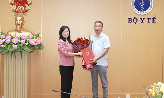 Bộ trưởng Bộ Y tế Đào Hồng Lan trao quyết định cho Chủ tịch Hội đồng Nguyễn Đăng Hòa. Ảnh: Trần Minh/Bộ Y tế


