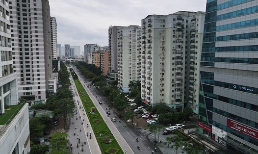 Chung cư, nhà cao tầng trên đường Lê Văn Lương (Hà Nội). Ảnh: Hải Nguyễn