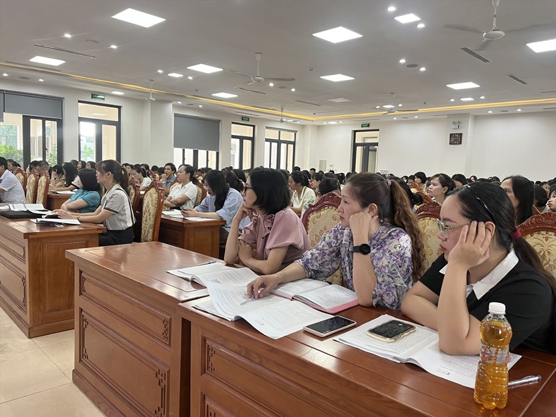 Giáo viên tham gia lớp bồi dưỡng kỹ năng tư vấn học sinh